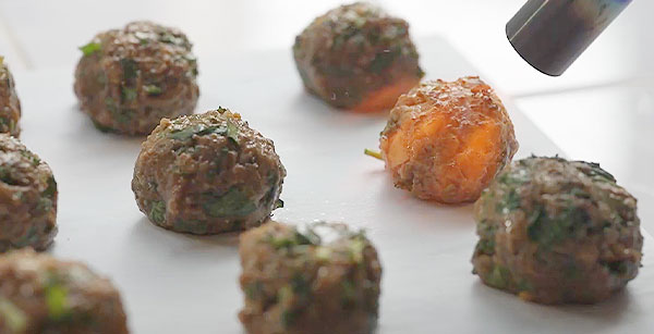 タジン鍋でトマトソースと煮込む前に予め焼いて香ばしさを出す。