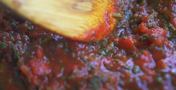 イワシ団子を入れる前に良くかき混ぜて味をなじませる。