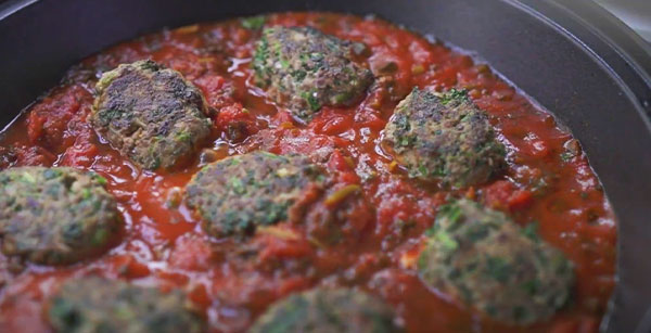 弱火で20分煮込む。オリーブの実やレモンのコンフィ(塩漬け)、ピクルスなどをトッピングするのもあり。