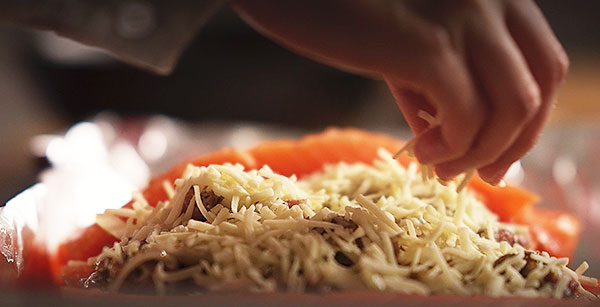 作り方 観音開きした2の中に1を入れその上にオリーブオイル大さじ1、ミックスチーズをかけ、観音開きした部分で蓋のようにしてかぶせる。