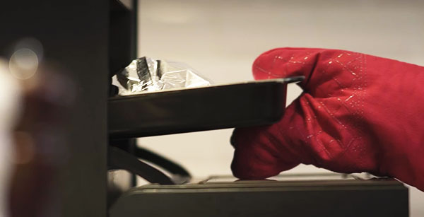 作り方 隙間がないようにアルミホイルで包み、予熱した210℃のオーブンで30~35分加熱する。