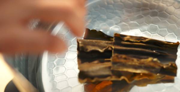 作り方 昆布だしを取る(昆布10g程度を水3カップ強に浸し、火にかける)