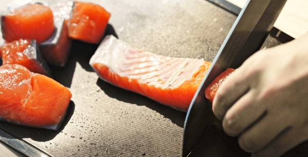 作り方 塩鮭の切り身を一口サイズ(3㎝程度)に切る