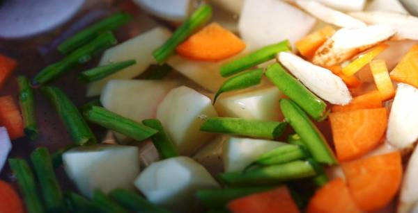 作り方 昆布だしに野菜(大根、ゴボウ、ニンジン、ジャガイモの順)、こんにゃくを入れ、やわらかくなるまで煮る